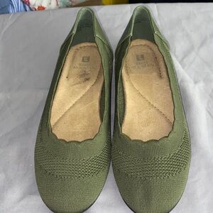 WHITE MOUNTAIN WO SIZE 8.5 Olive Green Knit slip on Flats comfort shoe clean